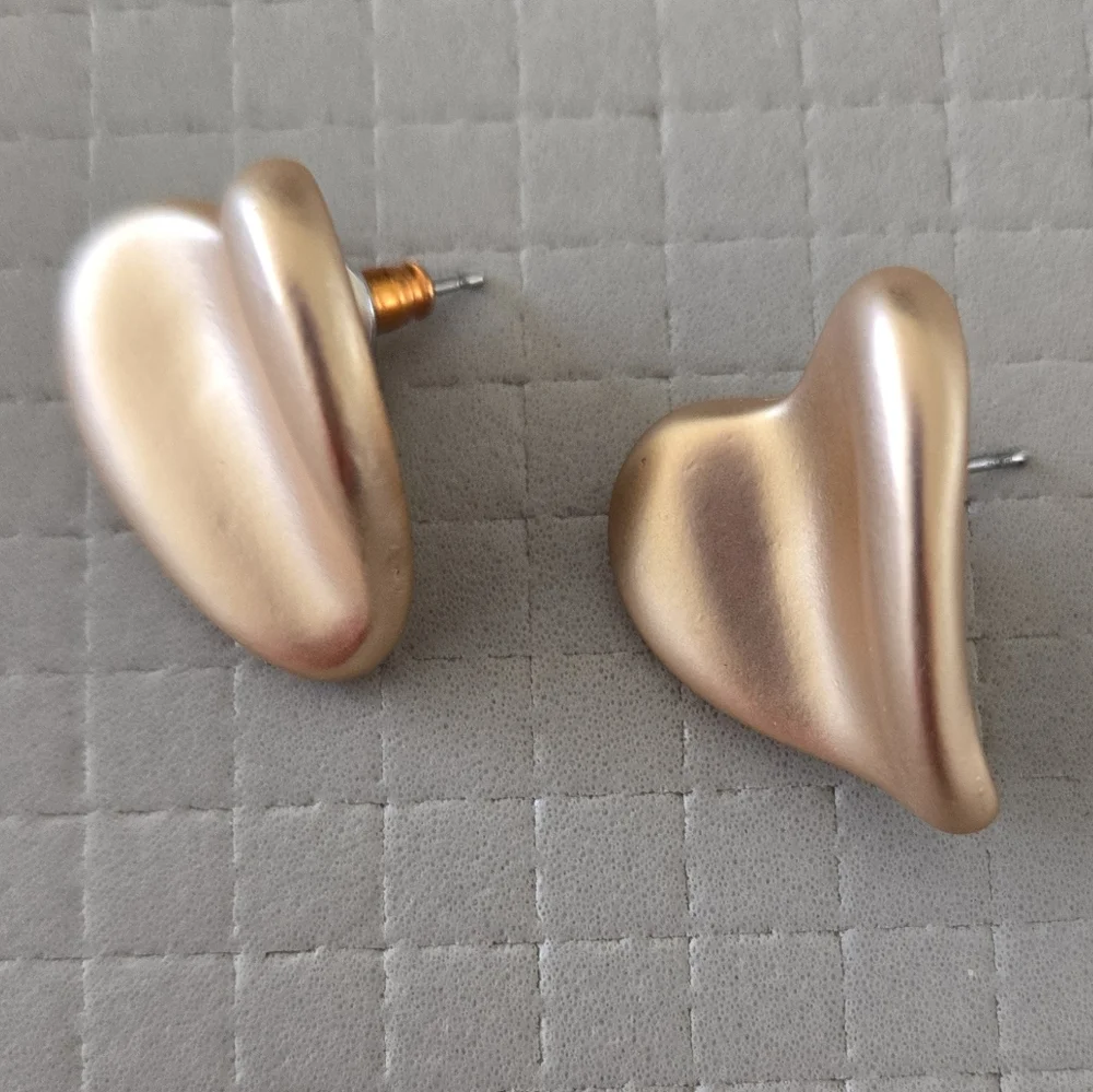 Heart Stud Earrings - Gold Matte - Picture 6 of 8